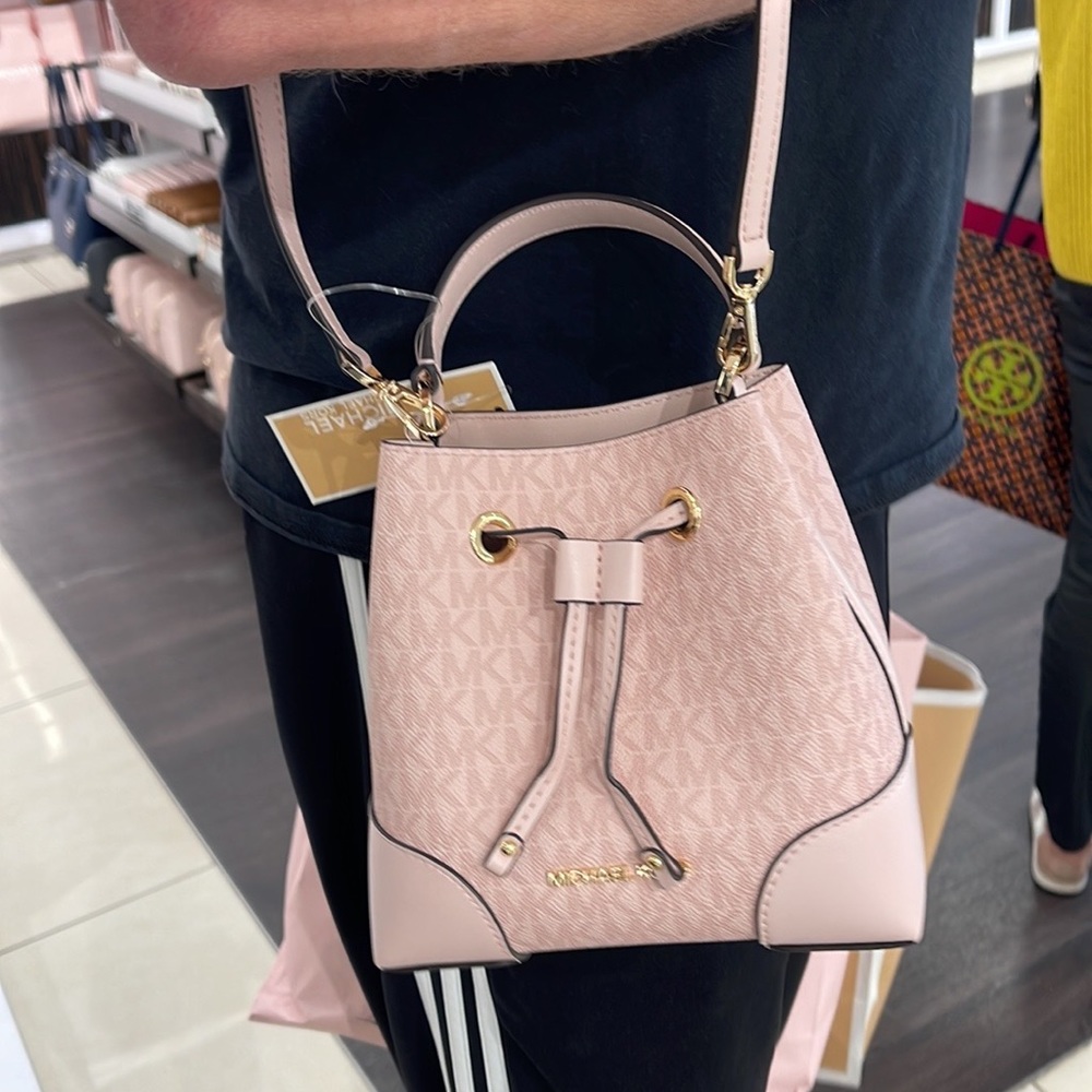 MICHAEL KORS 35F2GM9M1B MERCER SMALL BUCKET DRAWSTRING CROSSBODY
Dk Powder Blush - Picture 16 of 16